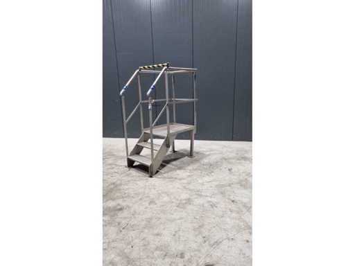 Piattaforma in acciaio inox con scale