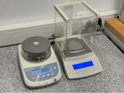   2 balances de laboratoire