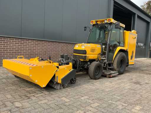 Kubota Trekker met Veeg- en Zuiginstallatie