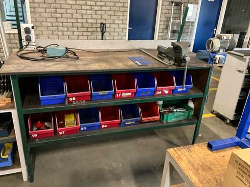 Erhöhter Arbeitstisch