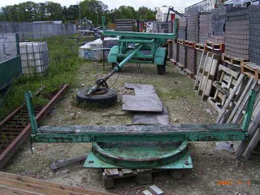Longue remorque en matériau / tronc d’arbre