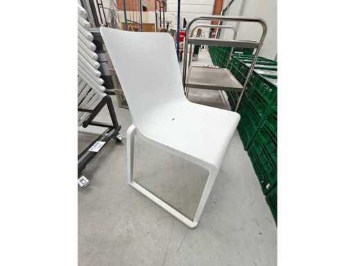 - Chaise Kazar blanche incluant chariot de transport (11x)