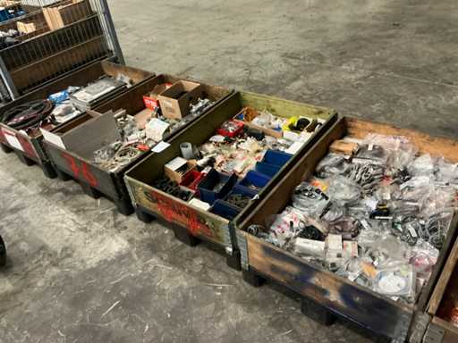 Batch of various spare parts