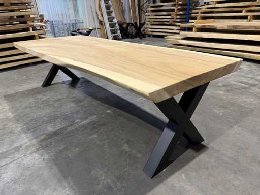 Suar boomstamtafel 300 cm.