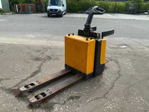JUNGHEINRICH ERE24 Elektrischer Niederhubwagen mit Standplattform