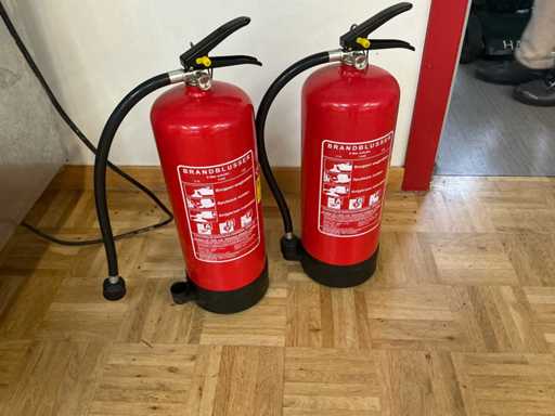 2 brandblussers schuim Brandblusser