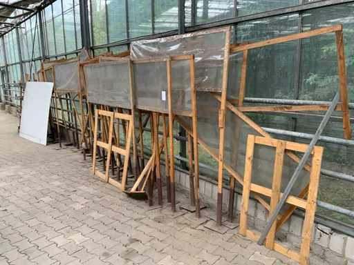 Vari schermi/cornici in legno con pellicola