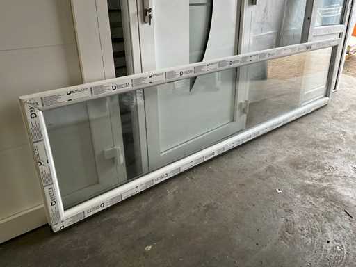 Cadre de fenêtre en plastique