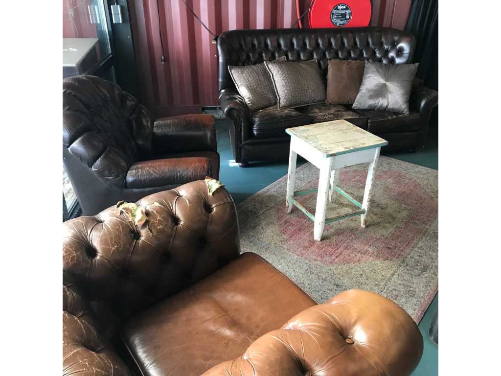 Chesterfield - Fotel (2x) + Sofa (2x) ze stolikiem kawowym