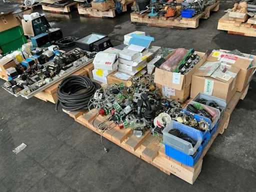 Charge verschiedener industrieller Elektrogeräte