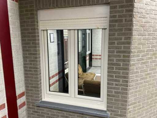 Plastikowe okno z przełączaniem i przechylaniem z roletami