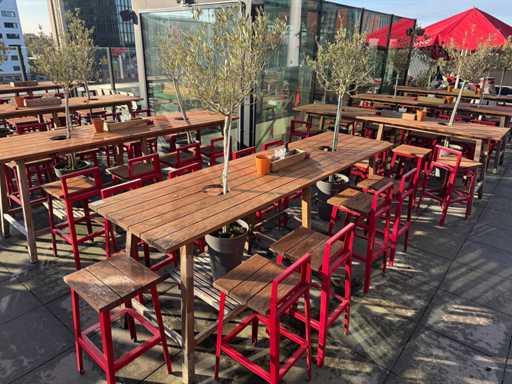 Cabine - Terasă, masă de bar cu plante și 8 scaune