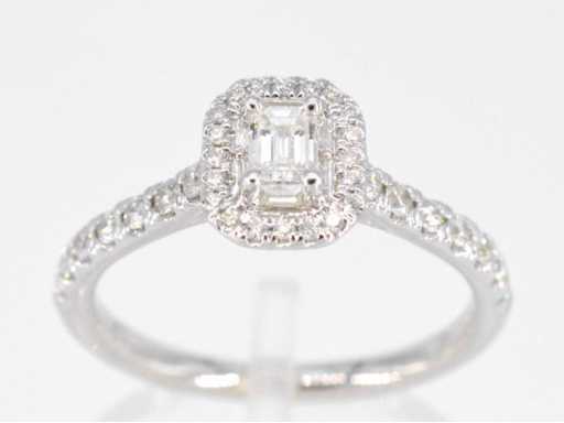 White gold entourage ring with brilliant and baguette cut diamond