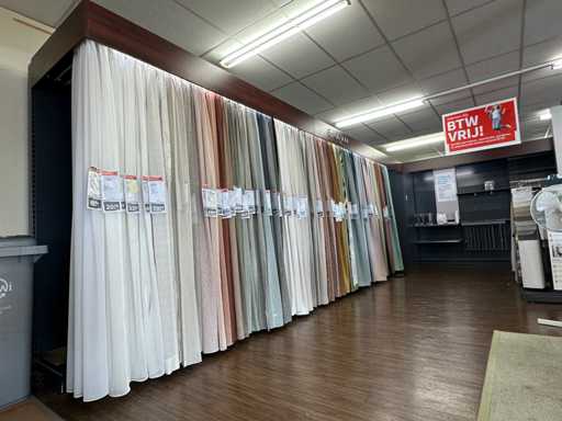 Półka narożna z oświetleniem