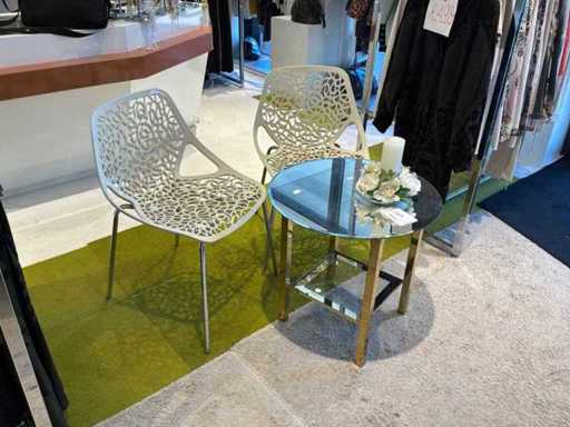 2 Stühle mit Beistelltisch