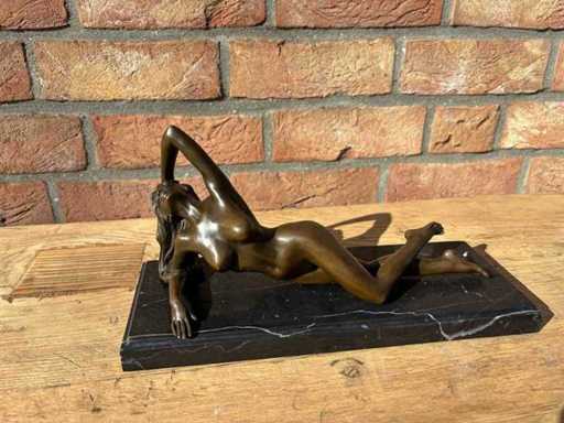 Sculptuur liggende vrouw brons