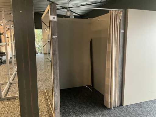 Holzumkleidekabine mit Spiegel