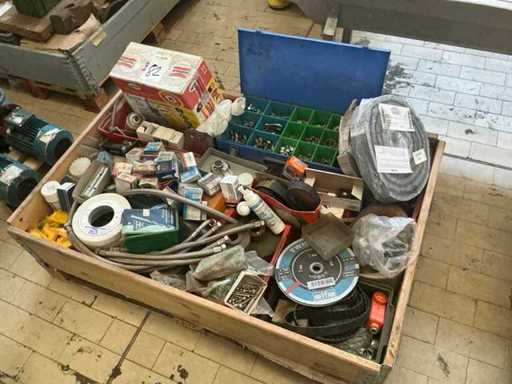 Machines, pièces détachées et stocks d’entrepôt