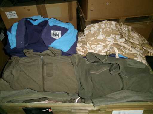 kg Mélange de vêtements, défectueux, coloré (G3) (125kg)