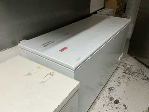 3 congélateurs et 1 réfrigérateur