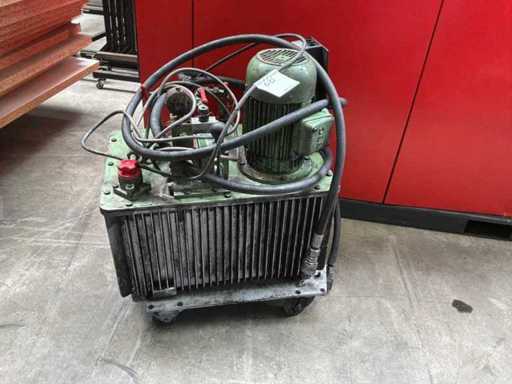 Hydraulikeinheit mit Pumpe und Ventilblock