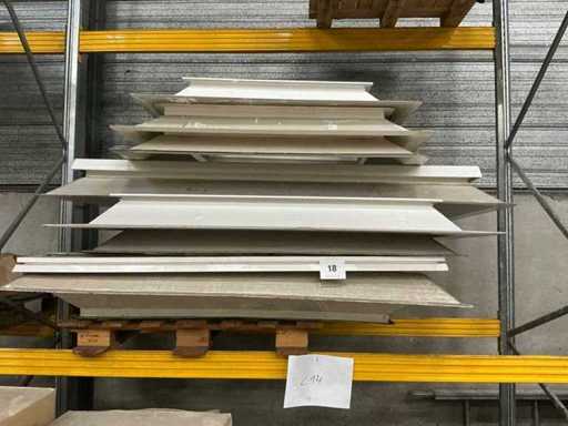 Diverse opzetstukken, kaders en koepelverhogingen (18x)