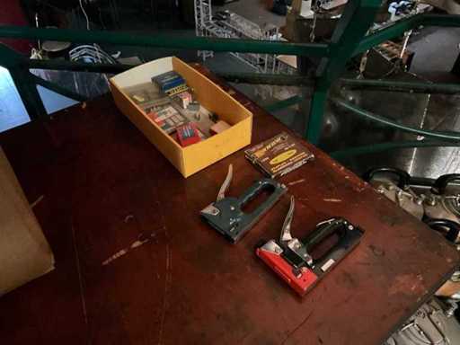 Hand pickers with staples (2x)