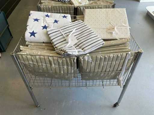 Un lot de lenjerie de pat - aproximativ 30 de bucăți