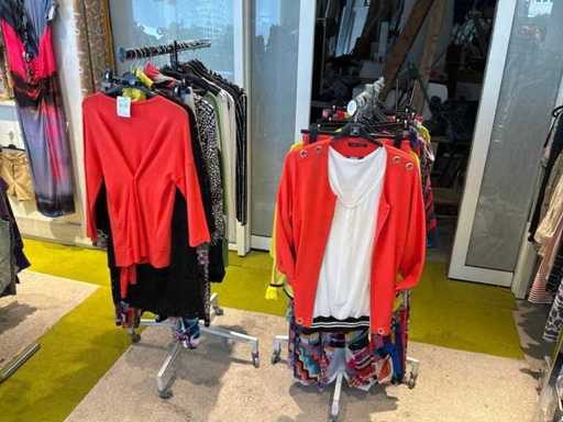 Damenblusen, T-Shirts und Oberteile (115 Stück)