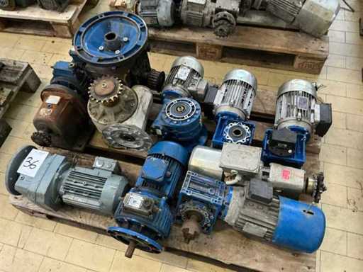 Stock d’accessoires, de pièces détachées et de stocks d’entrepôt