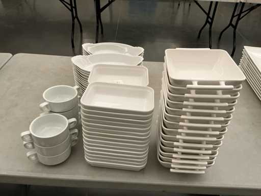 Beaucoup d’assiettes et bols en porcelaine