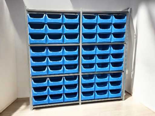 Fachbodenregal inkl. 54 große Lagerkästen. 