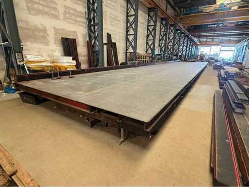 Masă de producție din oțel industrial greu / masă de matriță pentru industria betonului prefabricat 27x6x0,65 metri + (40x) cleme de prindere magnetică