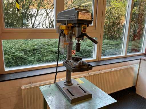 Optimum B17 Pro Säulenbohrer auf dem Stand