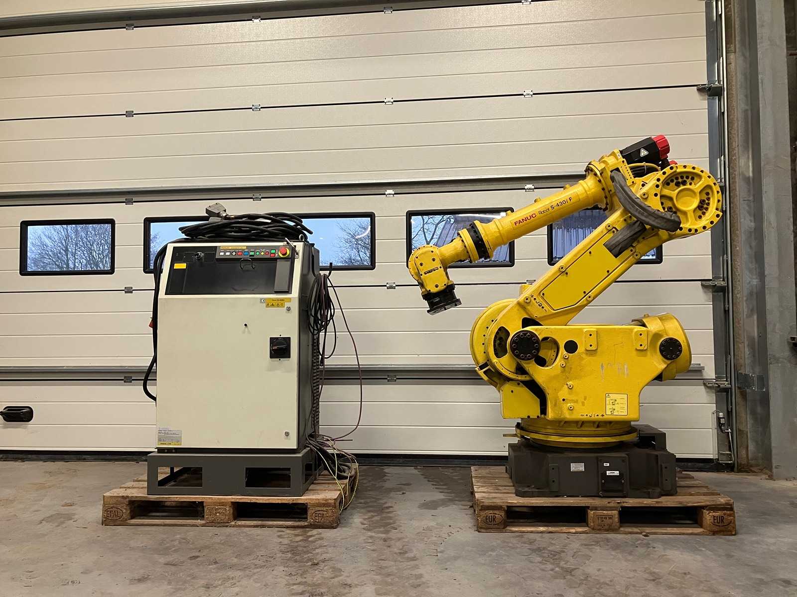 2000 – Fanuc S-430i F welding robot