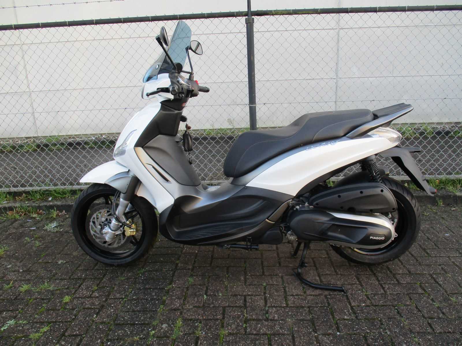 Piaggio Beverly - motor scooter - 350 Sport Touring ABS/ASR - Motorcycle