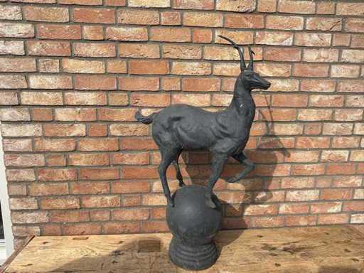 Skulptur Hirsch auf Kugel
