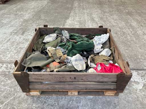 Charge verschiedener Armeebekleidung