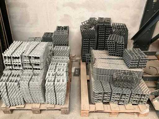 Distanziatori in plastica di circa 3.000 pezzi