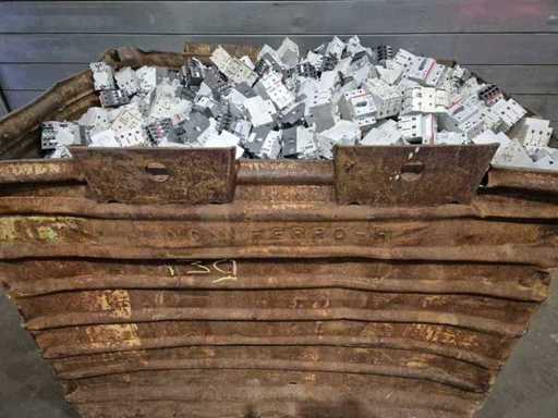 Verschiedene ABB-Schaltmaterialien (ca. 1900 Stück)