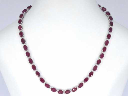 Witgouden collier met diamanten en robijn