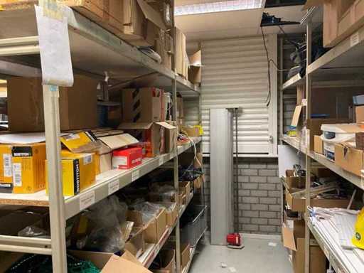 Overtoom Warehouse-Regal mit Inhalten