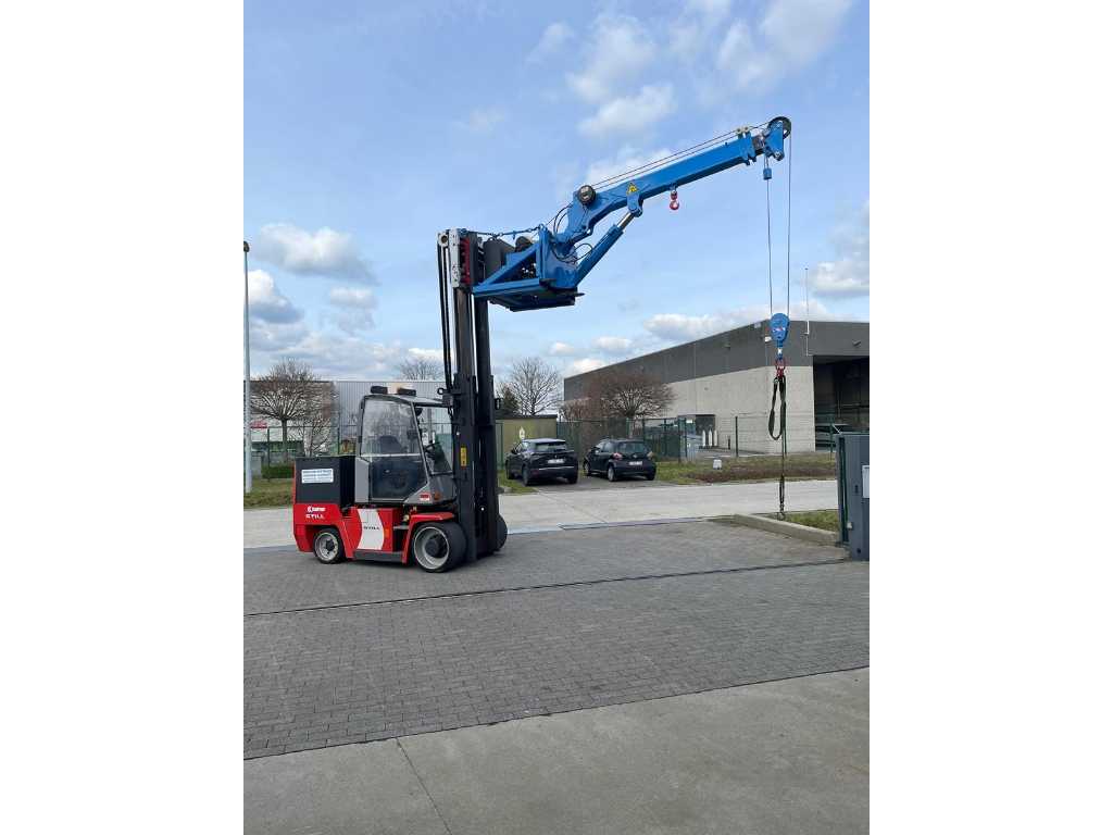 Hydraulically extendable lifting frame 