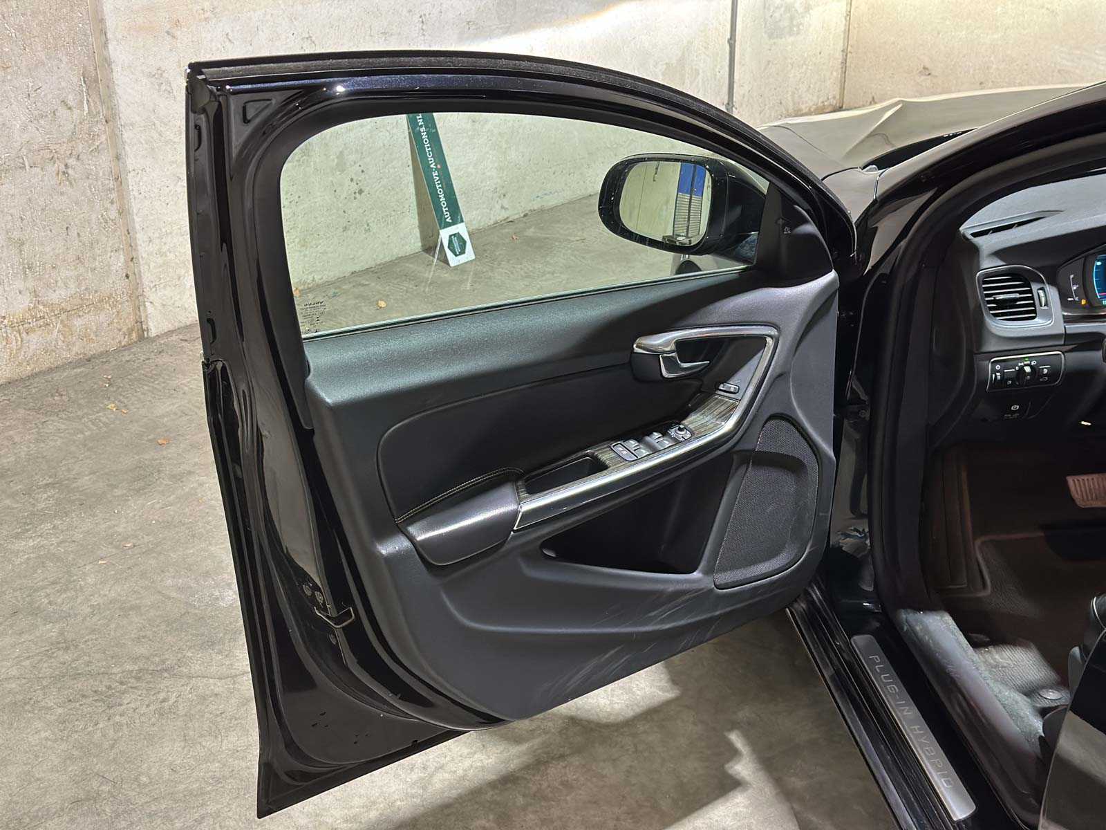 Volvo V60 2.4 D6 AWD Plug-In Hybrid Summum 215pk 2013 (Origineel-NL), 6-SVN-43