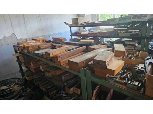   Eine große Menge Präzisionsmess- und Maschinenaufbaugeräte, gelagert in eingebauten Holzgehäusen.