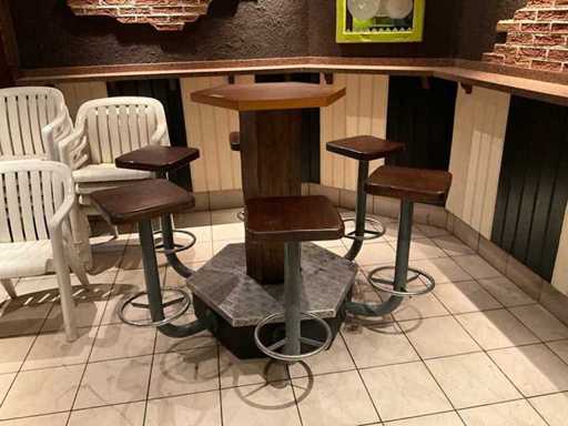 Tavolo in piedi con sgabelli