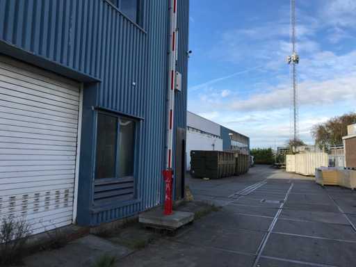 Mannus - Barrier on concrete base