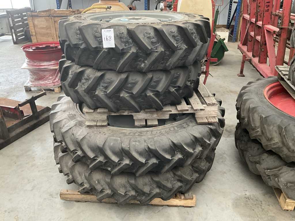 Tire set with adjustment rims