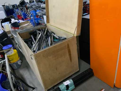 Schoonmaakwagen met inhoud