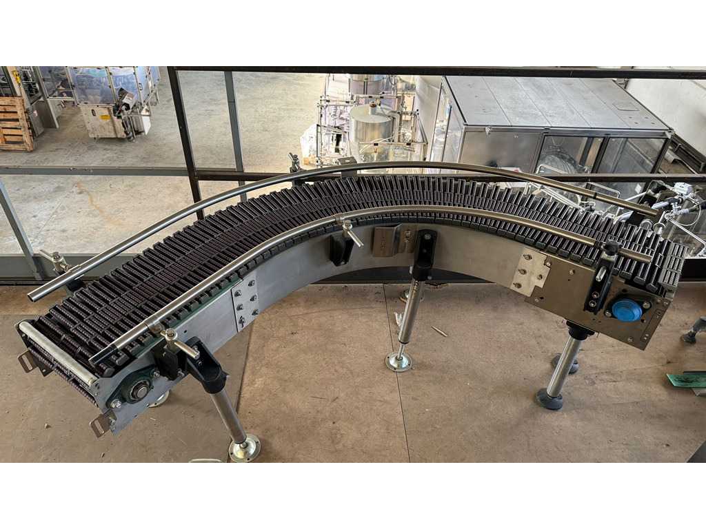 Curved roller conveyor designed for motorization